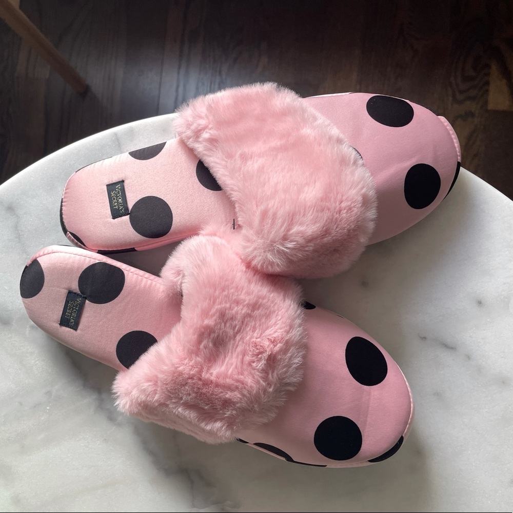 NWT Victoria Secret Slippers (Medium. Size 7-8)